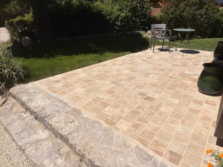 Réalisation d'une terrasse en pierre travertin